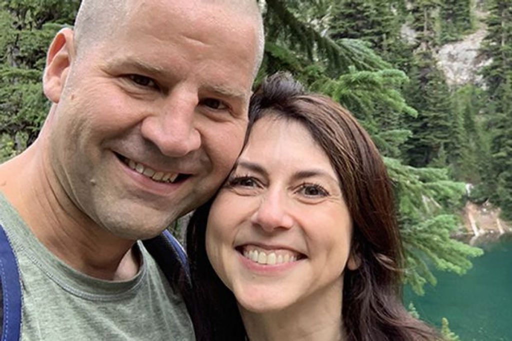 World’s Richest Man’s Wife Marries a School Teacher and Internet Has Some Super Comments On That